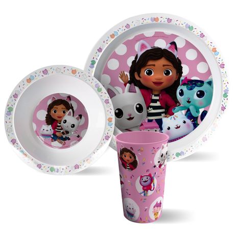 Kind mit Katzenohren, umgeben von bunten Katzenfiguren und Mustern auf Geschirrset.