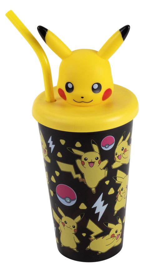 Tasse im Pikachu-Design: gelber Deckel mit Pikachu-Figur, schwarzer Becher mit Pikachu- und Pokéball-Motiven, gelber Strohhalm.