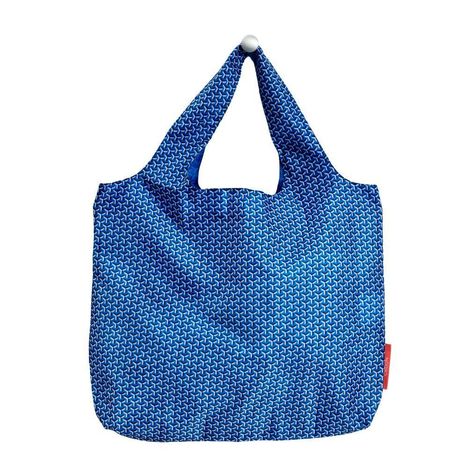 Eine wiederverwendbare blaue Tasche mit weißem geometrischem Muster.