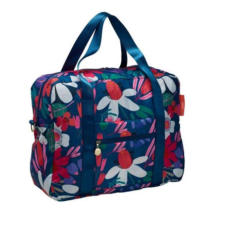 Eine Reisetasche mit floralem Muster in kräftigen Farben, blauem Tragegurt und Reißverschlusstasche vorne. Textdetail: "GO GO".