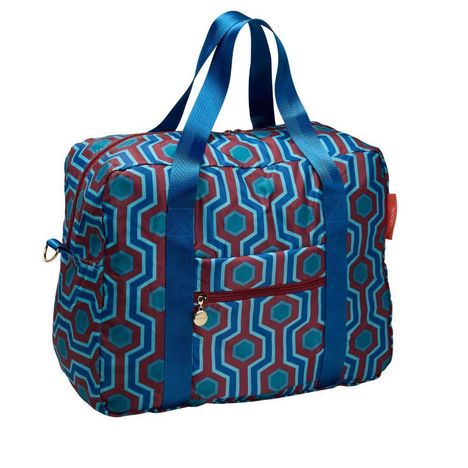 Rotes Etikett mit der Aufschrift "MONDO". Bunte Tasche mit blau-rotem, sechseckigem Muster und blauen Tragegurten.