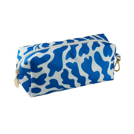 Eine rechteckige Tasche mit weißem Hintergrund und blauen, wellenförmigen Flecken. Goldene Details wie Reißverschluss und Anhänger.