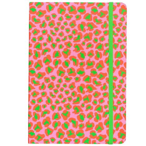 Ein Notizbuch mit pinkem Hintergrund, darauf ein orange-grünes Leopardenmuster, rechts ein grünes Gummiband.