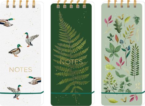 „NOTES“ auf drei Notizblöcken. Links mit Enten, Mitte Farn auf grünem Hintergrund, rechts bunte Blätter.