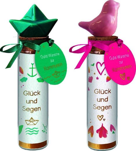 Zwei dekorative Flaschen mit der Aufschrift "Glück und Segen". Links mit grünem Origami-Hut, rechts mit rosa Vogel.
