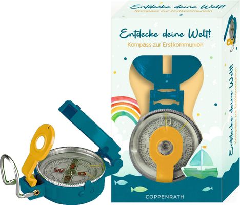 "Entdecke deine Welt! Kompass zur Erstkommunion" steht auf einer Verpackung. Ein grüner Kompass mit orangefarbenen Details.