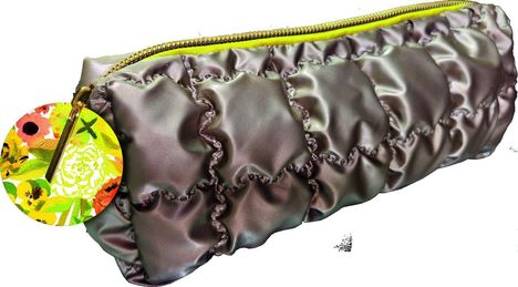 Ich sehe keine Texte. Eine glänzende Tasche mit wattierter Struktur, grüner Reißverschluss und floraler Anhänger.