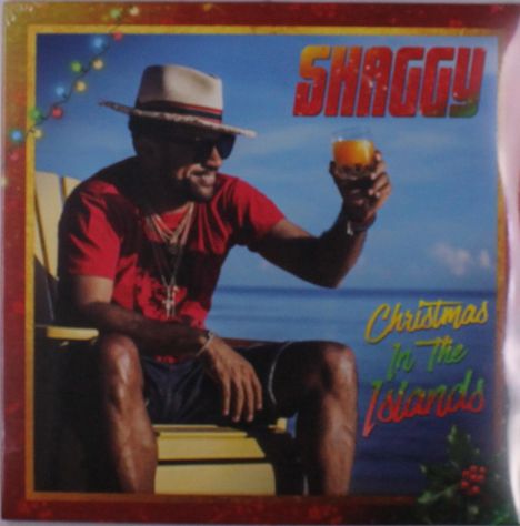 "SHAGGY" und "Christmas In The Islands". Eine Person in rotem Shirt sitzt entspannt mit Getränk auf einem Liegestuhl am Meer.