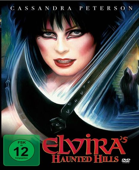 "Cassandra Peterson, Elvira's Haunted Hills, FSK 12. Illustration mit einer Frau mit dunklem Haar und dramatischem Make-up."