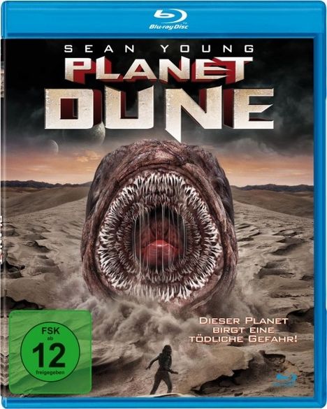 "Planet Dune": Ein riesiges, bedrohliches Monstrum taucht aus der Wüste auf, während drei Personen am Boden zu sehen sind.