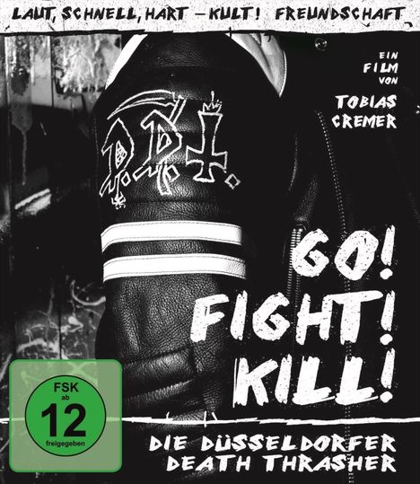 „Laut, schnell, hart – Kult! Freundschaft. FSK ab 12 freigegeben. Go! Fight! Kill! Die Düsseldorfer Death Thrasher“. Ein Film von Tobias Cremer. Schwarze Lederjacke mit Aufnäher.