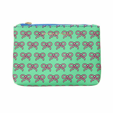 Text "COLOURFUL NAMES". Grünes Täschchen mit pinken Schleifenmustern und blauem Reißverschluss.