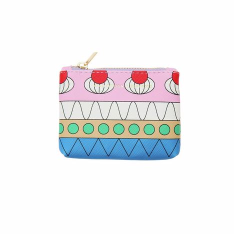 "EDC DESIGN GROUP" in gold. Ein buntes Täschchen mit geometrischen Mustern in Rosa, Blau und Beige.