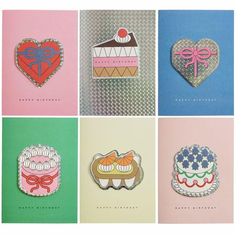 "Happy Birthday" auf sechs Grußkarten mit bunten Desserts und Herzen als Illustrationen.