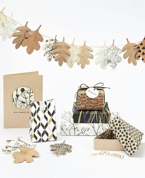 Text: "I'M SO THANKFUL FOR YOU." Dekorative Geschenkverpackungen und Eicheblatt-Girlande in neutralen Farben.
