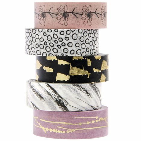 Fünf übereinander gestapelte Washi-Tape-Rollen mit verschiedenem Design, darunter Blumen, Kreise und goldene Muster.