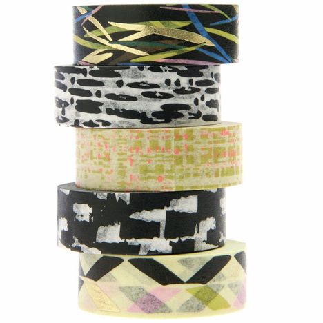 Sechs bunte Klebebandrollen mit verschiedenen Mustern; geometrische, abstrakte und tierartige Designs.
