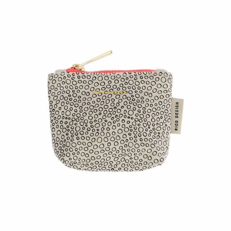 "Rico Design" steht auf einem Etikett. Kleine, ungleichmäßige Kreismuster auf einer kleinen Tasche mit Reißverschluss.