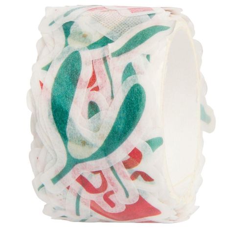 Ein dekoratives Klebeband mit rot-grünen Pflanzen- und Blumenmotiven in einer Rolle aufgewickelt.