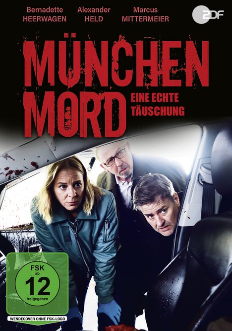 „MÜNCHEN MORD – EINE ECHTE TÄUSCHUNG“, darunter schauen drei Personen neugierig in ein Auto.