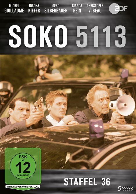 "SOKO 5113", Staffel 36, FSK 12. Polizei in Aktion: Männer hinter einem Auto mit Waffe und Megafon.