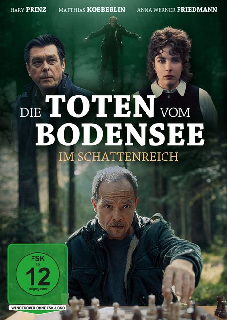 „Die Toten vom Bodensee: Im Schattenreich“, FSK 12. Drei ernste Gesichter und ein Mann beim Schach im Wald.