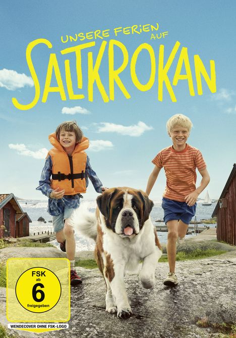"UNSERE FERIEN AUF SALTKROKAN" in gelber Schrift. Zwei fröhliche Kinder und ein großer Hund laufen an der Küste.