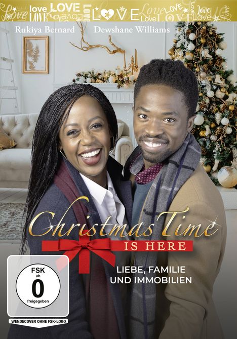 „Christmas Time is Here“, „Liebe, Familie und Immobilien“. Fröhliches Paar, Weihnachtsbaum im Hintergrund.