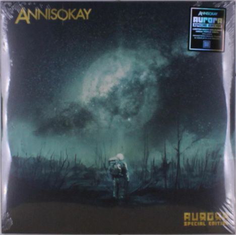 "ANNISOKAY" und "AURORA SPECIAL EDITION". Eine düstere Landschaft mit Astronaut vor einem großen, nebligen Himmel.