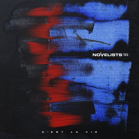 Text: "NOVELISTS," "C'EST LA VIE." Illustration mit blauen und roten Pinselstrichen auf schwarzem Hintergrund.