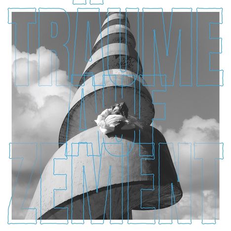 Text: "TRÄUME AUF ZEMENT". Eine Person in weißer Kleidung liegt auf einer spiralförmigen Betonstruktur vor Wolken.