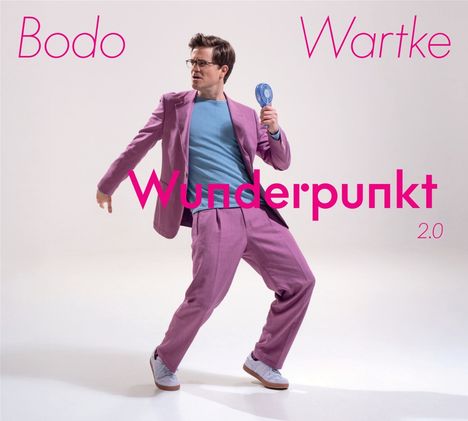 Texte: "Bodo Wartke", "Wunderpunkt 2.0". Person im pinken Anzug mit blauen Shirt, posiert spielerisch mit Miniventilator.