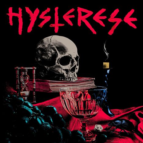 Der Text "HYSTERESE" in Rot. Ein Totenkopf auf Büchern, Kerze, Stundenglas, Kristallglas, Würfel, Käfer und Trauben auf rotem Stoff.