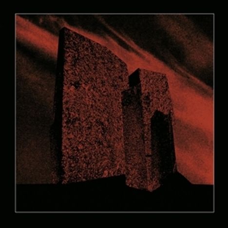 Kein Text sichtbar. Zwei rechteckige, rot gefärbte Steinsäulen vor dramatischem, dunklem Hintergrund.