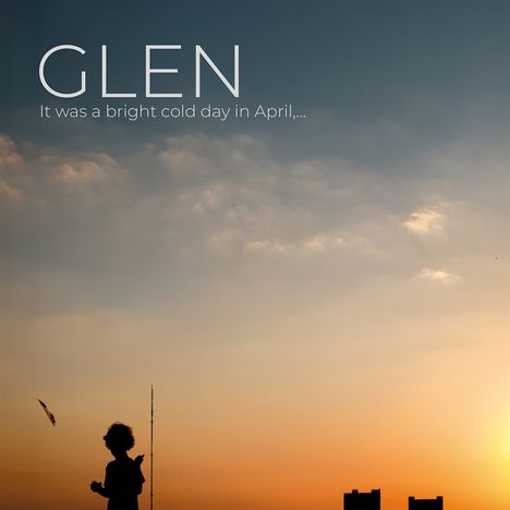 Texte: „GLEN. It was a bright cold day in April,...“ Silhouette eines Kindes mit Drachen, Sonnenuntergang und Gebäude.