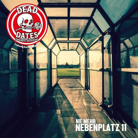 "Nie mehr Nebenplatz 11." Ein rotes Logo mit Totenkopf und Rose, Tunnel mit Blick auf ein Fußballfeld.