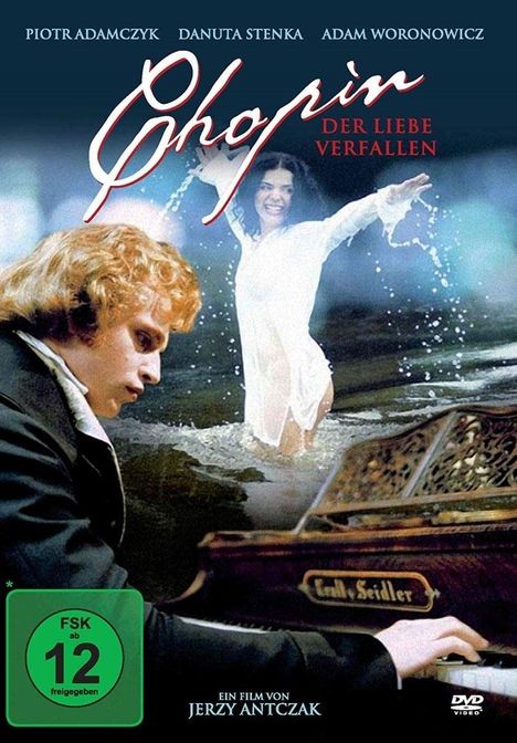 "Chopin: Der Liebe verfallen" mit Piotr Adamczyk. Ein Pianist spielt, während eine Frau im Hintergrund im Wasser tanzt.