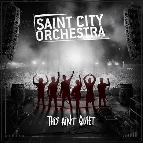 „SAINT CITY ORCHESTRA“, „THIS AIN’T QUIET“: Sechs silhouettierte Personen auf einer Bühne, Blick auf jubelnde Menschenmenge.