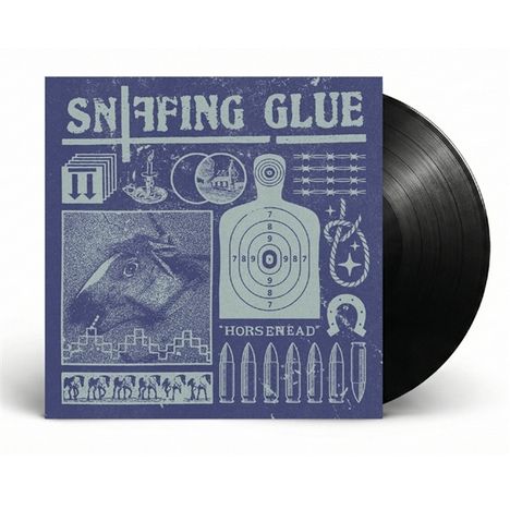 Text: "SNIFFING GLUE" und "HORSEHEAD". Blau-graues Albumcover, mit Pferdekopf, Zielscheibe, Hufeisen, Patronen und Barbed Wire.