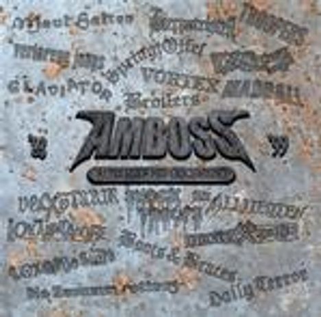 Verschiedene Bandnamen und „AMBOSS“ in der Mitte; rostige, metallene Hintergrundoptik.