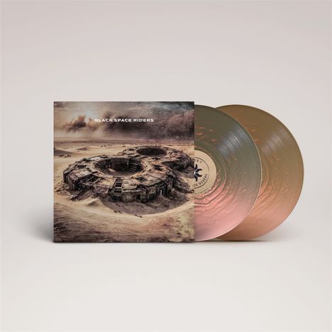 "BLACK SPACE RIDERS". Albumcover mit futuristischer, kreisförmiger Struktur in einer Wüstenlandschaft. Zwei bunte Schallplatten.