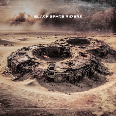 Text: "BLACK SPACE RIDERS". Eine verlassene, futuristische Anlage in einer kargen Wüstenlandschaft.