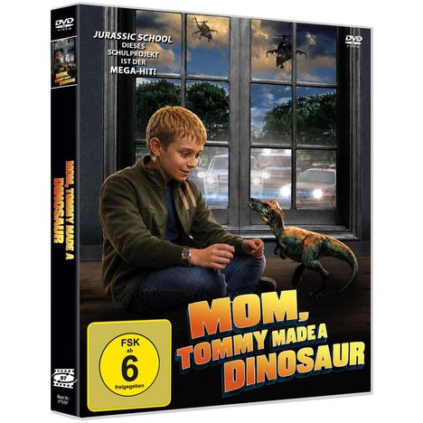 „MOM, TOMMY MADE A DINOSAUR“, FSK ab 6 freigegeben; Junge neben kleinem Dinosaurier, in einem Raum mit Fenster, Balken draußen.