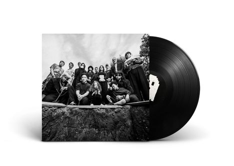 Ein Vinyl-Cover zeigt eine Gruppe von etwa 15 Personen, die in die Kamera blicken.