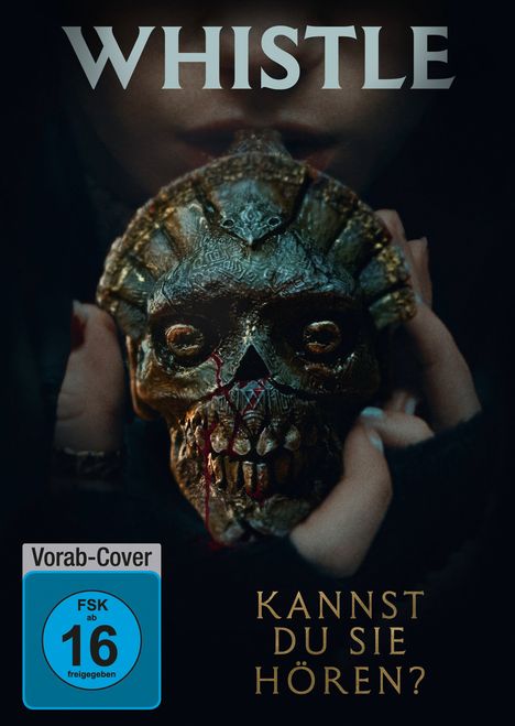 „WHISTLE“, „Kannst du sie hören?“. Eine Person hält eine kunstvolle, bedrohlich aussehende Maske.