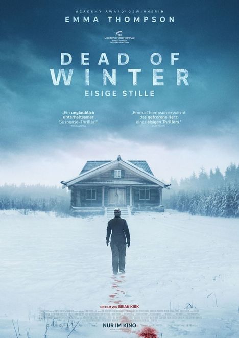 "Dead of Winter: Eisige Stille" zeigt eine Person im Schnee vor einer einsamen Hütte, Umgeben von Wald.