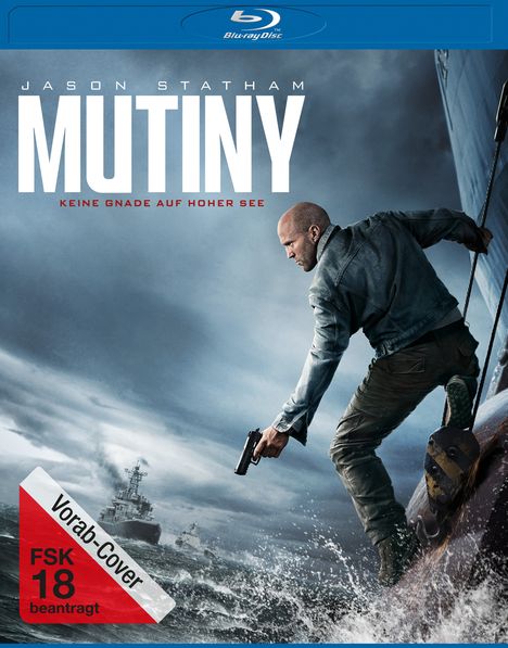 "JASON STATHAM, MUTINY, KEINE GNADE AUF HOHER SEE, Vorab-Cover, FSK 18 beantragt." Ein Mann hängt mit Pistole an einem Schiff.