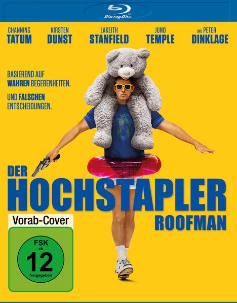 „Der Hochstapler Roofman“, Vorab-Cover, FSK 12. Person mit Teddy auf den Schultern, Sonnenbrille, Pistole.