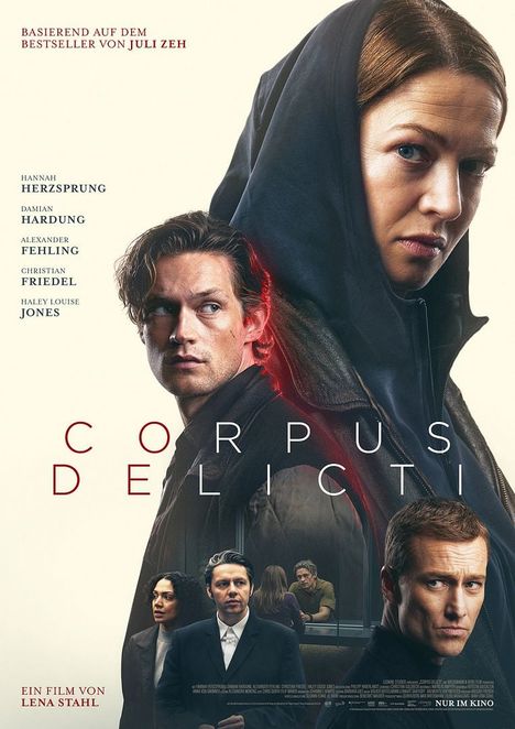 „BASIEREND AUF DEM BESTSELLER VON JULI ZEH“, Schauspieler, „CORPUS DELICTI“, „NUR IM KINO“. Gesichter schauen ernst.