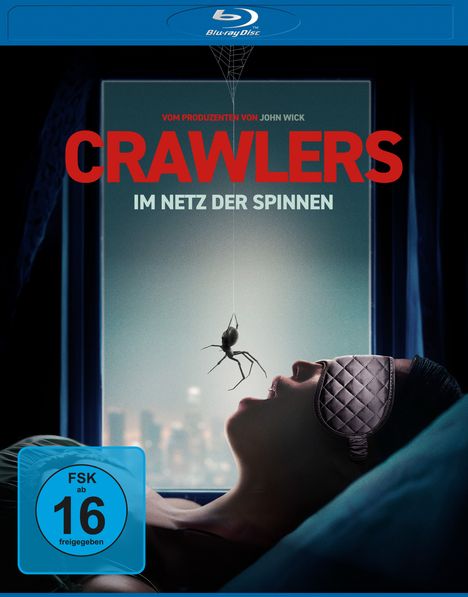 Text: "CRAWLERS - IM NETZ DER SPINNEN", "Vom Produzenten von John Wick", "Vorab-Cover", "FSK ab 16 freigegeben". Eine Spinne vor einem Fenster über einer liegenden Person mit Schlafmaske.